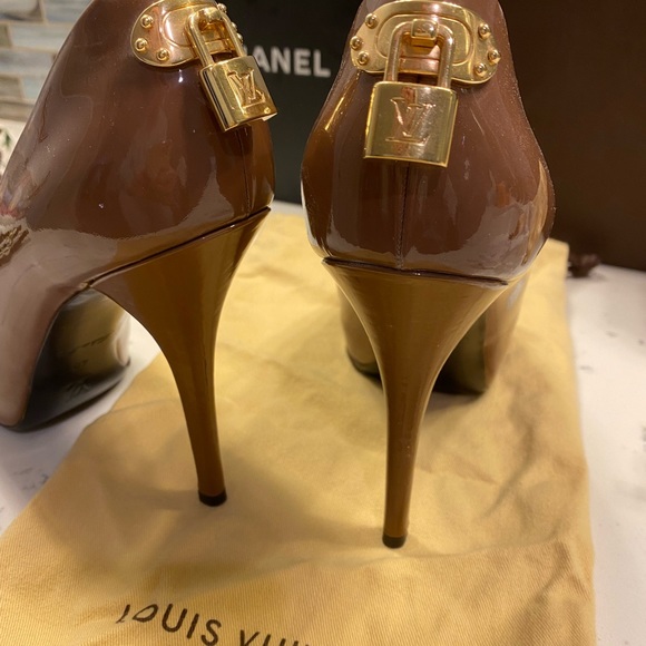 Louis Vuitton Lock Pump - Like New - Guaranteed Authentic - Picture 4 of 7